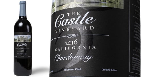 étiquette noire bouteille de vin 